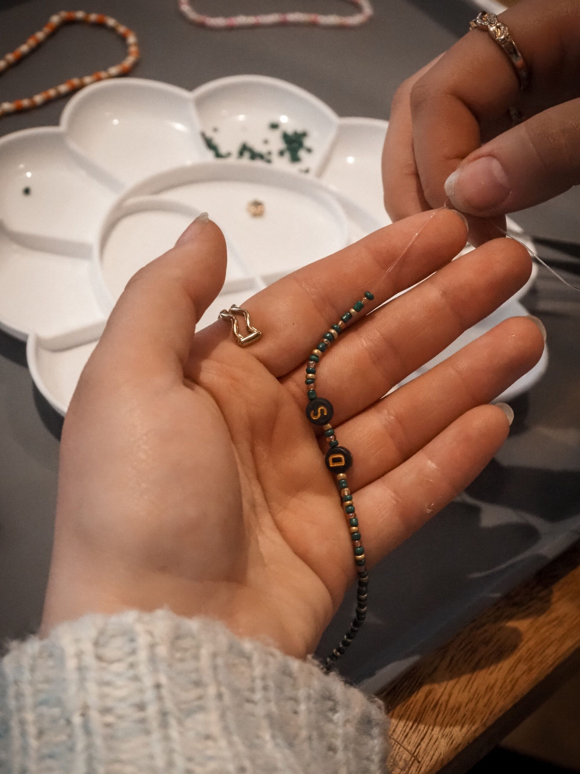 Gemeinsam mit Julia und Marie Wasem Doppelstück binden Sie schöne Blumenkränze für Ihre Junggesellinnenabschied