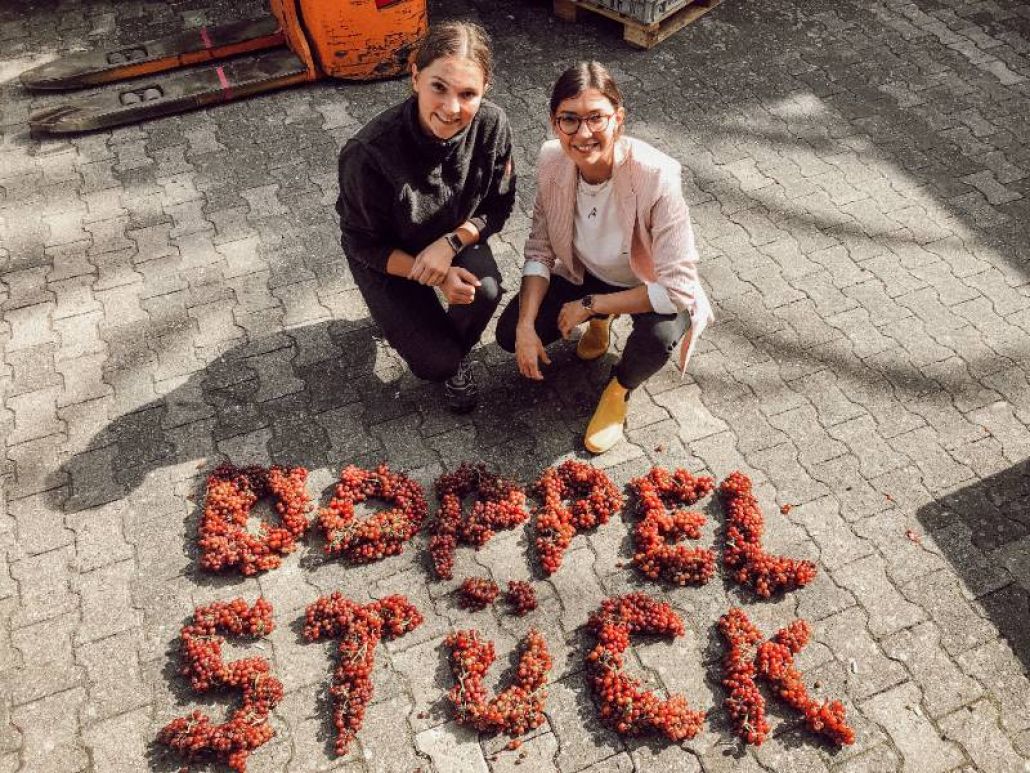 Julia und Marie Wasem aus dem Weingut Wasem-Doppelstück bieten Ihnen leckere Weintrauben für Ihren Junggesellinnenabschied (JGA))