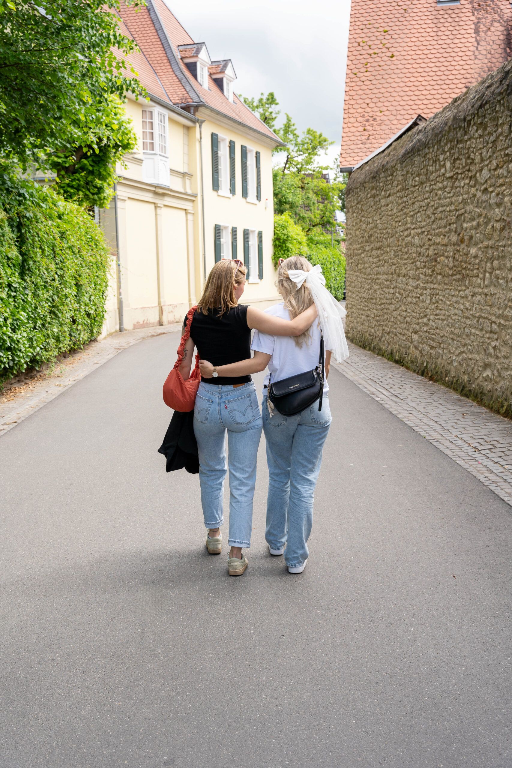 Gemeinsam mit Julia und Marie Wasem Doppelstück binden Sie schöne Blumenkränze für Ihre Junggesellinnenabschied
