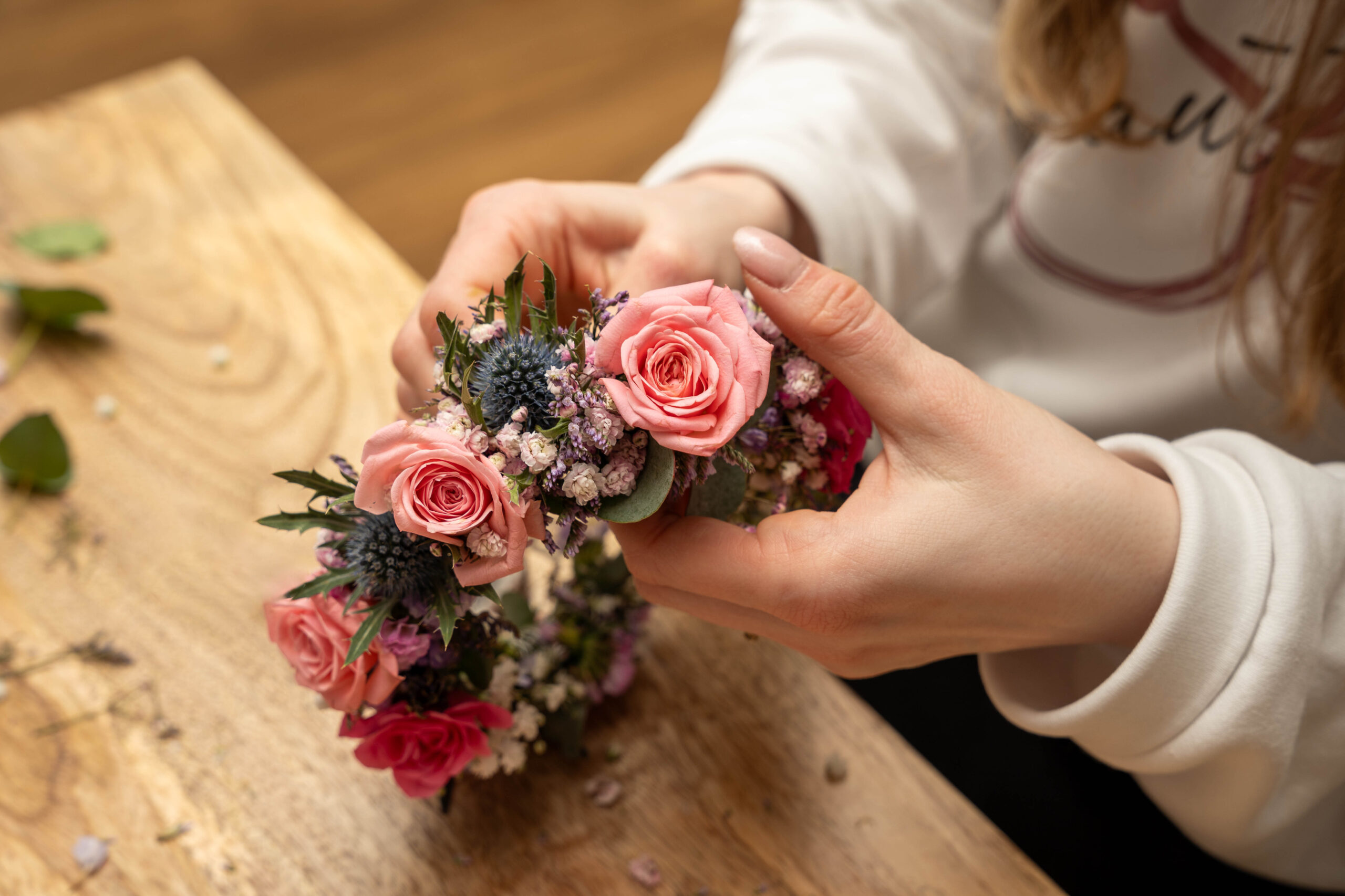 Gemeinsam mit Julia und Marie Wasem Doppelstück binden Sie schöne Blumenkränze für Ihre Junggesellinnenabschied